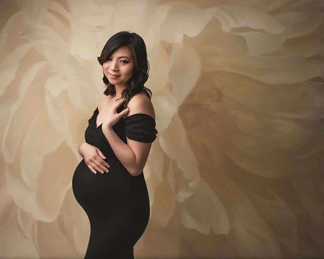 pregnant women in black dress. iris lane photography akron canton ohio